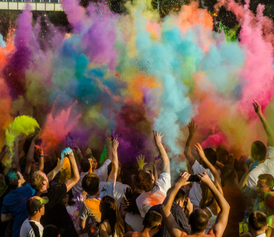 Die große Eventsoße: Wie soziale Netzwerke unsere Feierkultur zerstören