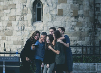 Glück im digitalen Zeitalter: Wofür lebt man, wenn nicht für Likes?