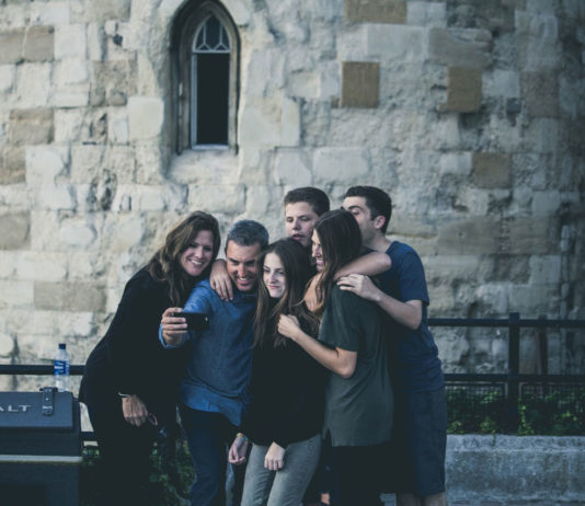 Glück im digitalen Zeitalter: Wofür lebt man, wenn nicht für Likes?